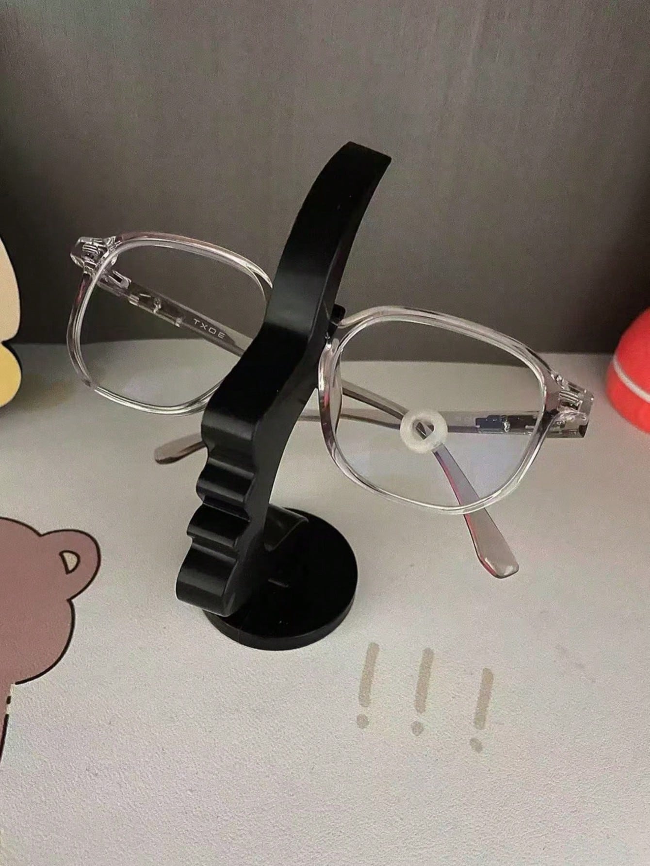 1/2pcs New Fun Desktop Glasses Holder, Unique Curved Design Practical Minimalist Black Glasses Stand, Durable Plastic Material, Suitable For Living Room, Bedroom, Office, Decorative Desktop Or Bedside