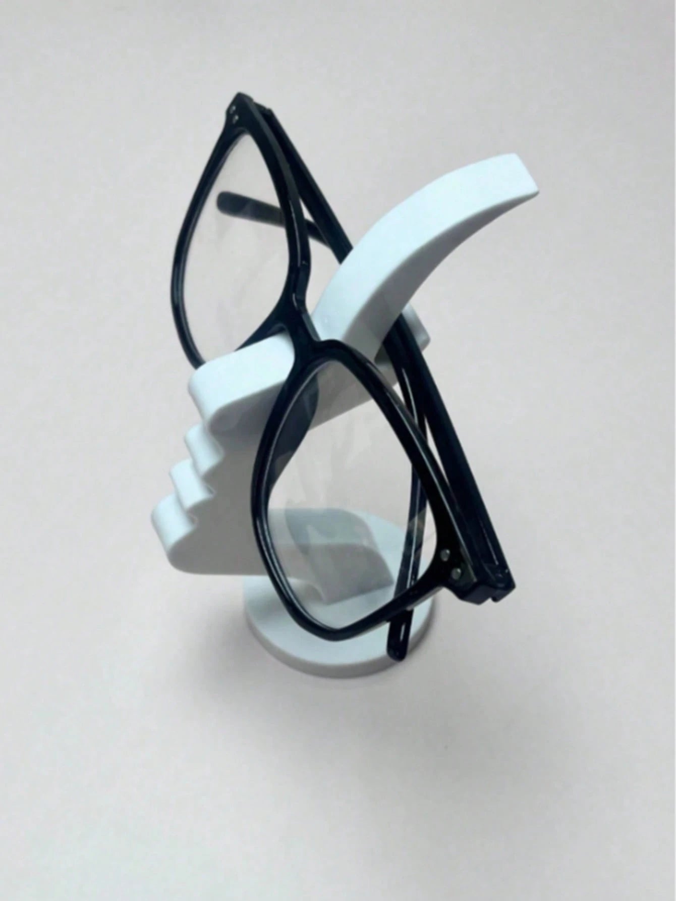 1/2pcs New Fun Desktop Glasses Holder, Unique Curved Design Practical Minimalist Black Glasses Stand, Durable Plastic Material, Suitable For Living Room, Bedroom, Office, Decorative Desktop Or Bedside