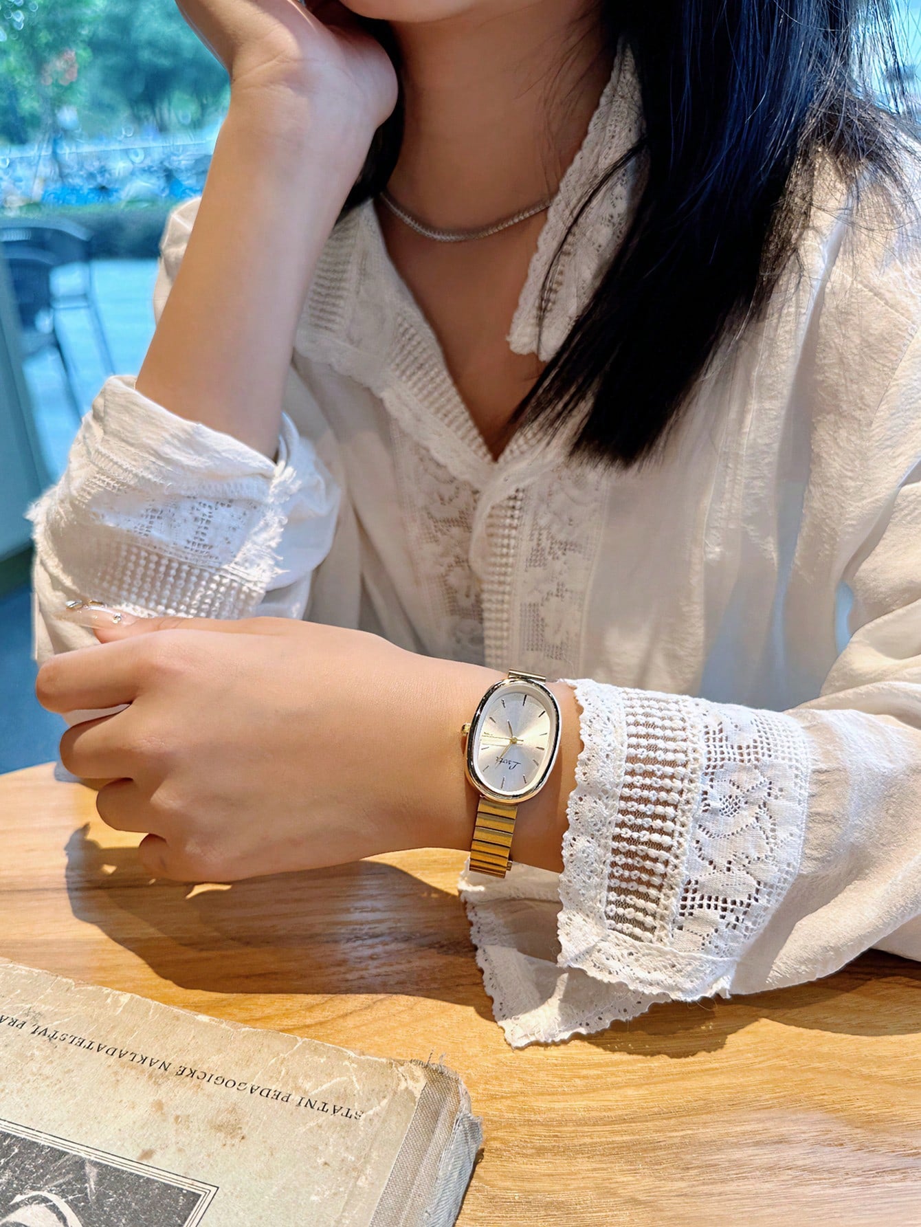 1 Piece Of New Fashion Gold Bracelet Women's Watch Retro Luxury Fashion Simple Elegant Light Luxury Elegant Versatile Watch Women's Quartz Watch