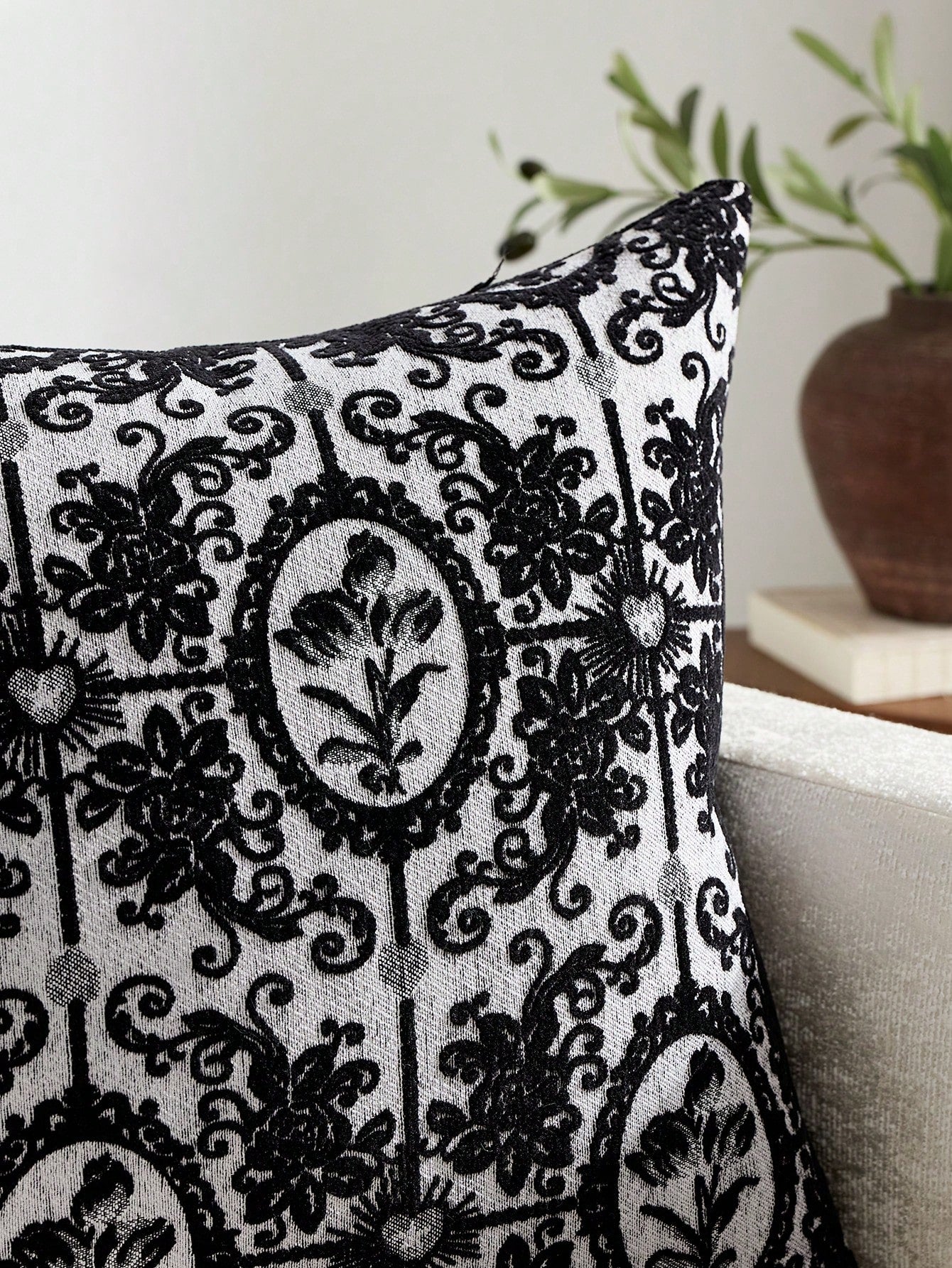 18 Inch X 18 Inch Neutral Floral Throw Pillow Cover, Vintage Velvet Square Pillowcase, Soft Decorative Farmhouse Style Sofa Pillow Cover, Suitable For Living Room Bedroom (1pc, 2pcs Optional)