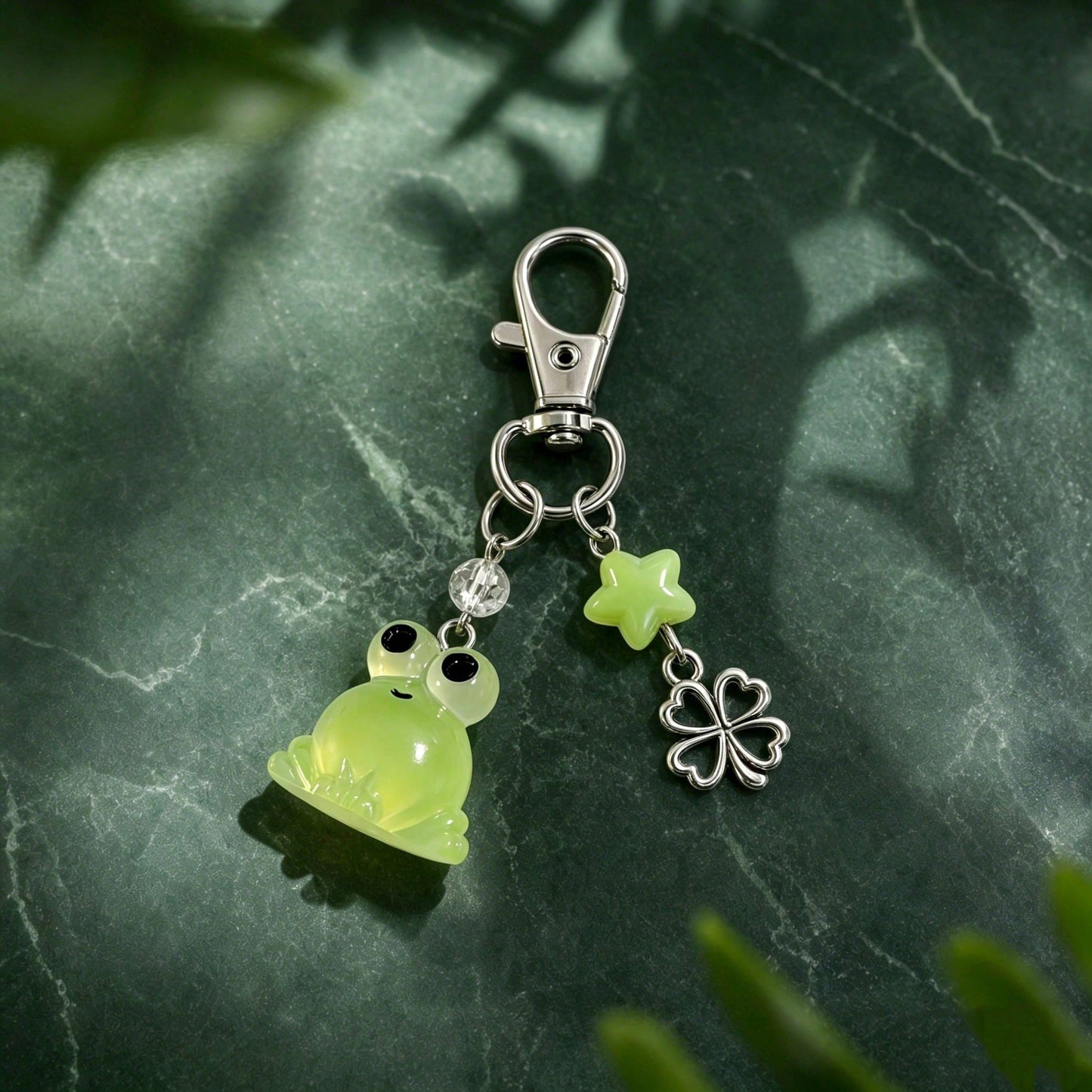 1pc/2pcs Unisex Resin Glow-In-The-Dark Frog Resin Pendant Four-Leaf Clover Beaded Accessory Keychain Bag Charm