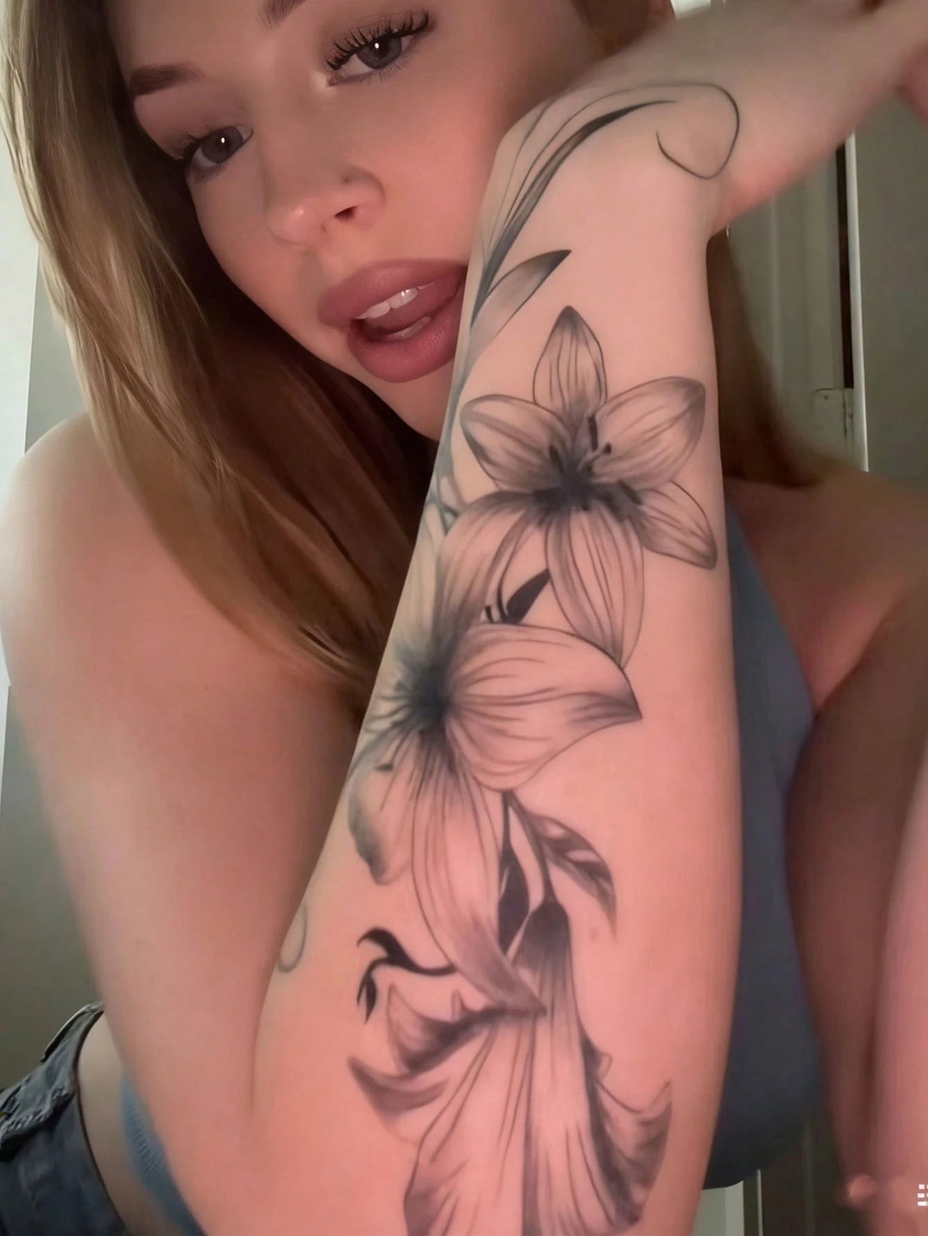 1pc Black Ink Fine Line Realistic Lily Flower Pattern, Suitable For Parties, Weddings And Special Occasions, Floral Temporary Tattoo Sticker, Party Decoration, Nature Inspired Tattoo Sticker Lasts 3-5