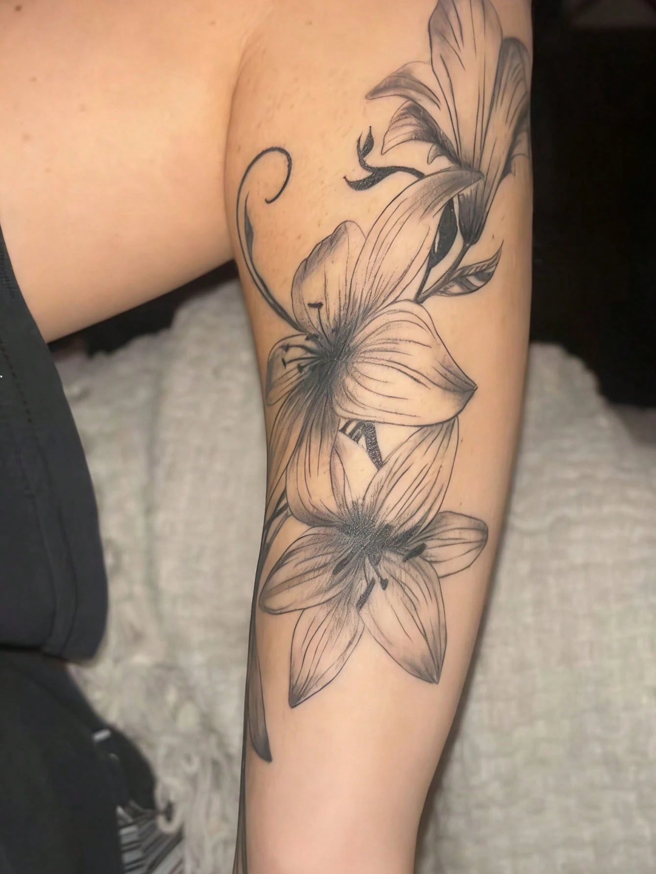 1pc Black Ink Fine Line Realistic Lily Flower Pattern, Suitable For Parties, Weddings And Special Occasions, Floral Temporary Tattoo Sticker, Party Decoration, Nature Inspired Tattoo Sticker Lasts 3-5