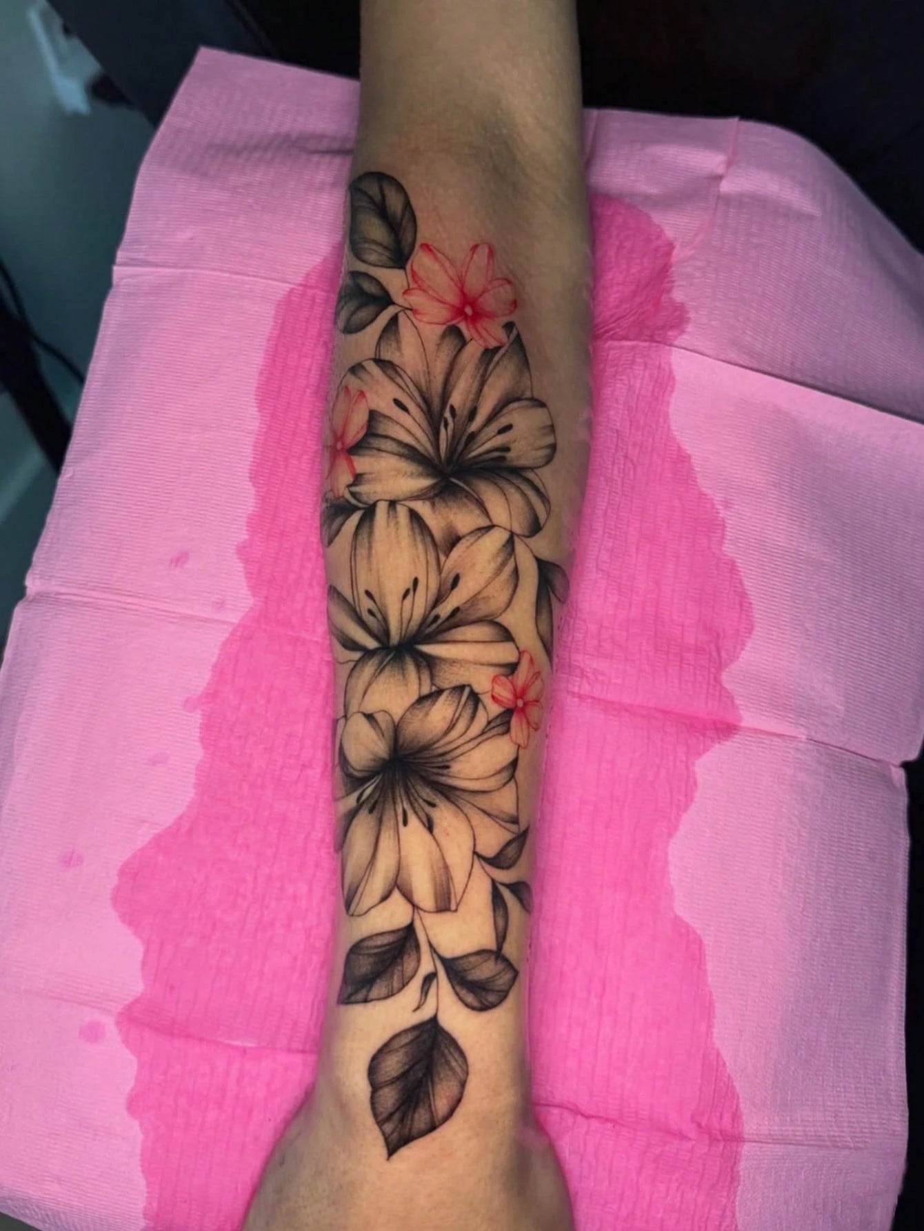 1pc Black Ink Fine Line Realistic Lily Flower Pattern, Suitable For Parties, Weddings And Special Occasions, Floral Temporary Tattoo Sticker, Party Decoration, Nature Inspired Tattoo Sticker Lasts 3-5