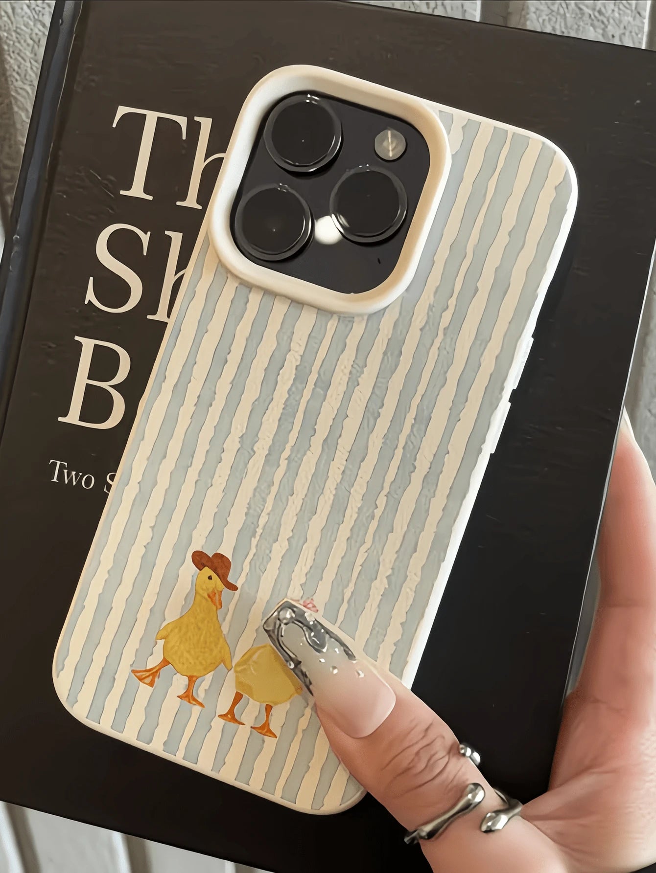 1pc Cartoon Western Style Duck Pattern Light Blue White Striped Minimalist Full Coverage TPU Shockproof Fashion Phone Case Compatible With Apple 17, 16, 15, 14, 13, 12, 11 Pro Max, Air, And Series Bir