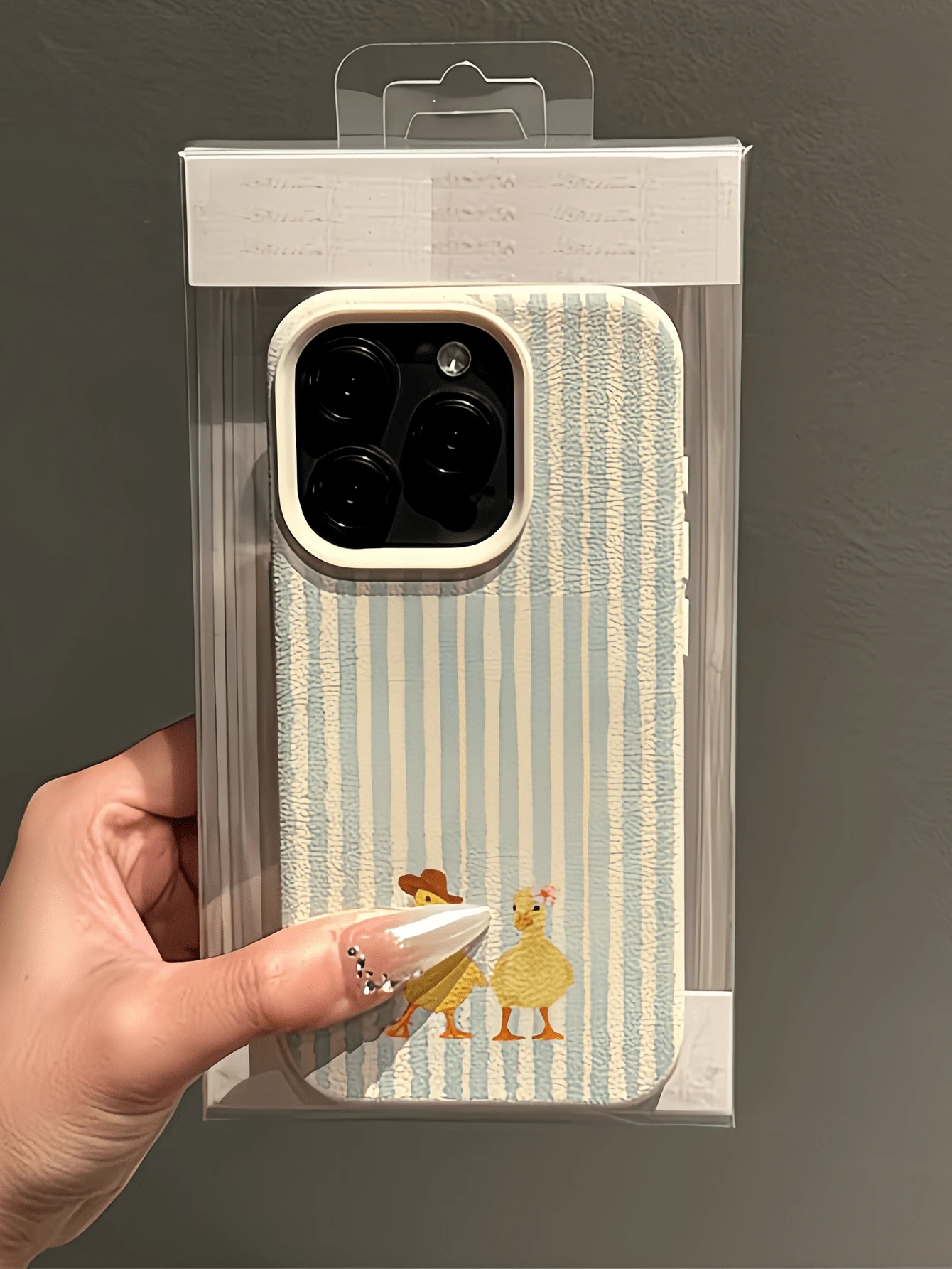 1pc Cartoon Western Style Duck Pattern Light Blue White Striped Minimalist Full Coverage TPU Shockproof Fashion Phone Case Compatible With Apple 17, 16, 15, 14, 13, 12, 11 Pro Max, Air, And Series Bir