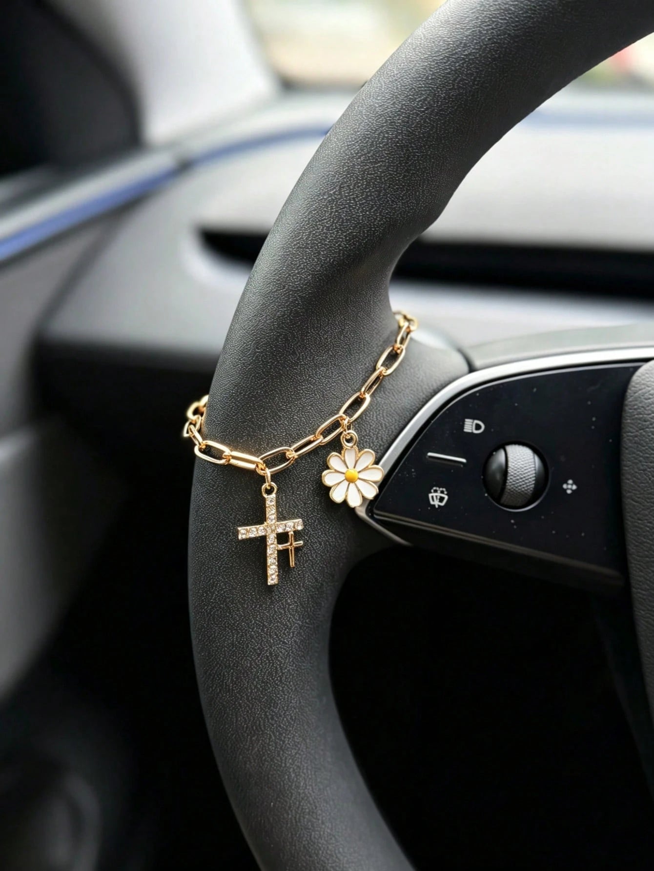 1pc Crystal Chain Daisy Cross Car Steering Wheel Hanging Decoration, Car Interior Decor Accessory
