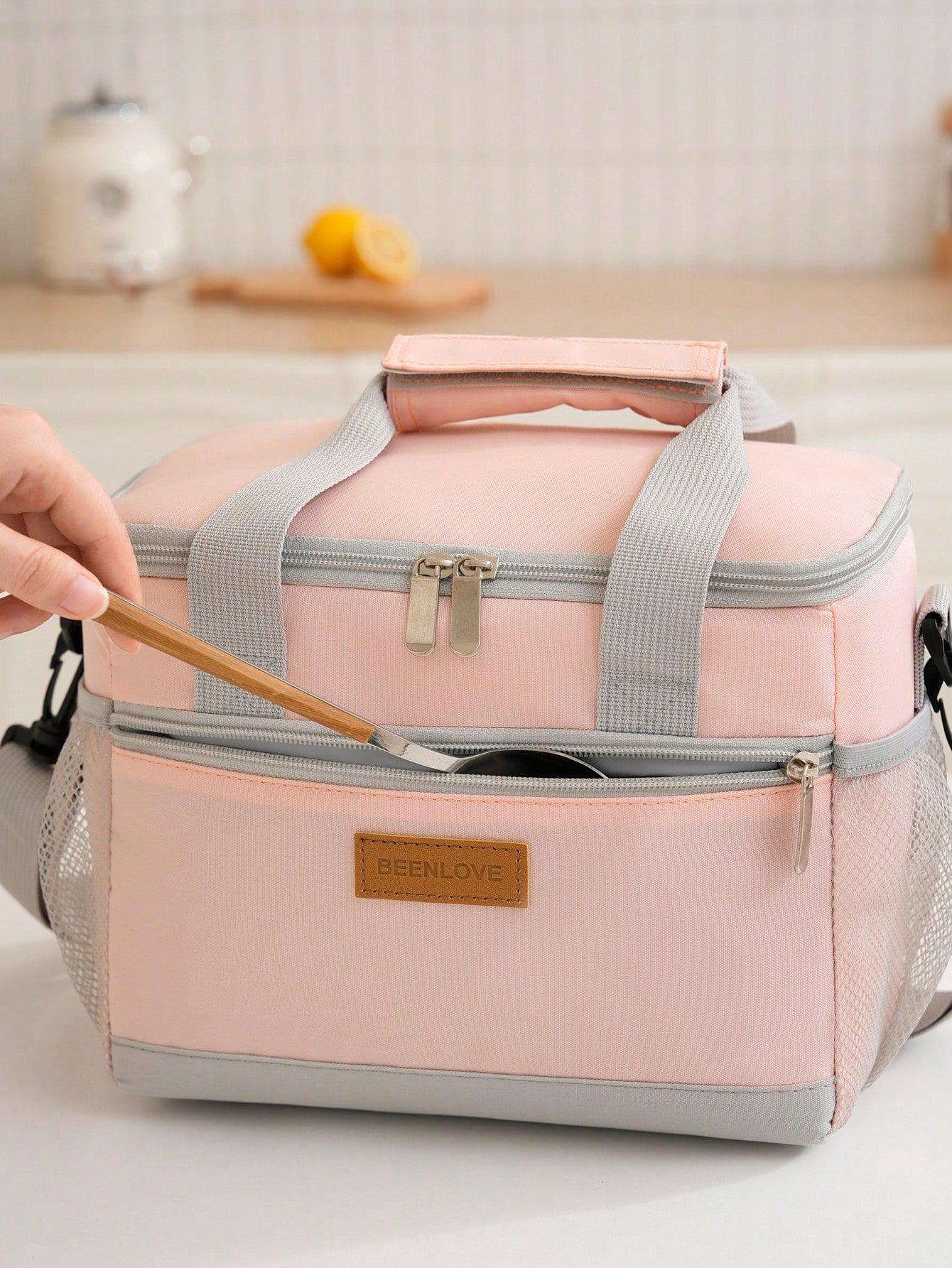 1pc Daisy Print Insulated Lunch Bag With Shoulder Strap, Reusable Lunch Box For Office Picnic Hiking Beach For Women & Adults, Leakproof Thermal Bento Lunch Box With Thick Aluminum Lining, Ideal For W