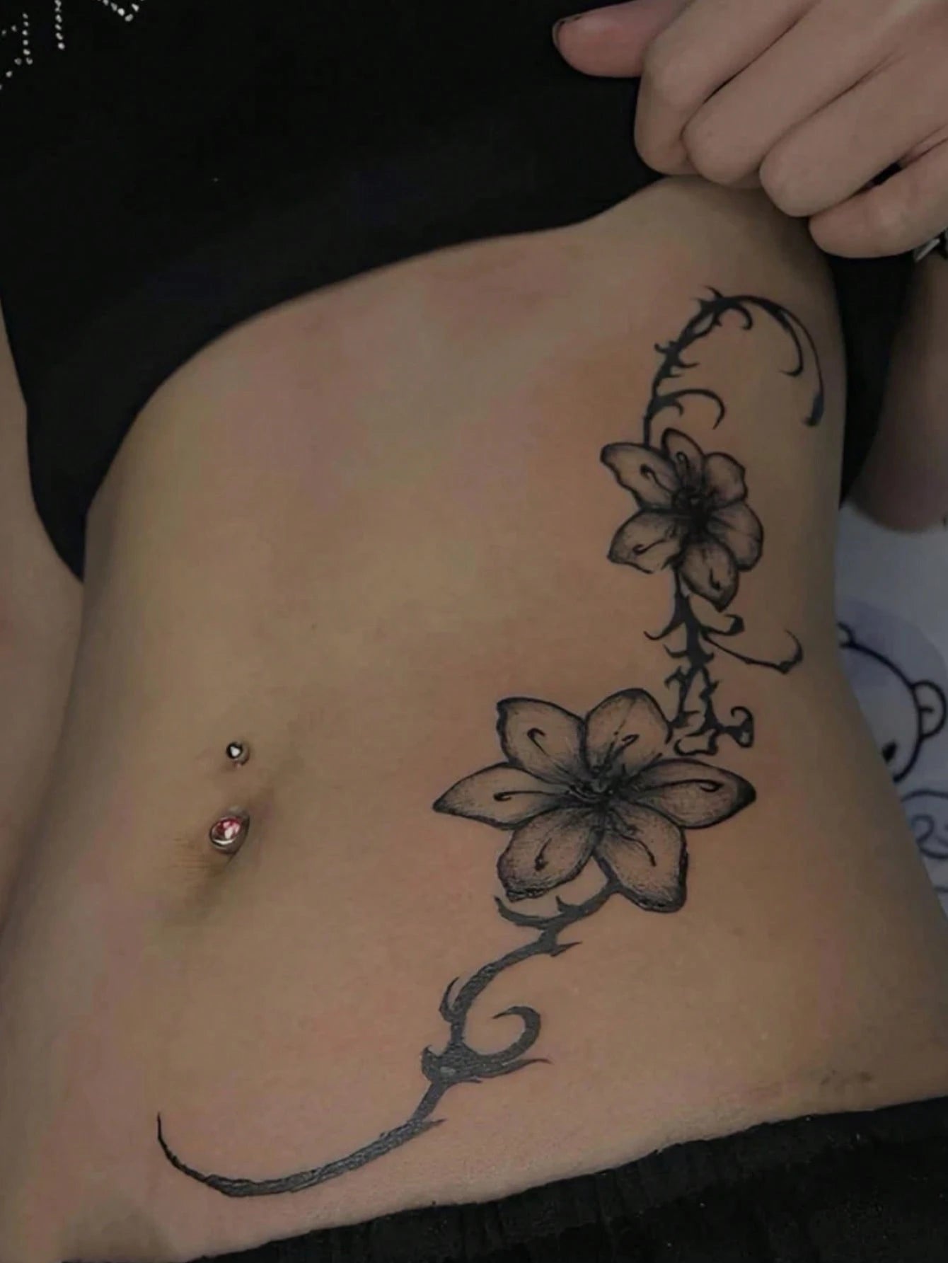 1pc Fashionable Washable Realistic Lily Flower Temporary Tattoo Sticker. Waterproof And Long-Lasting, With Fresh Vine Design, Suitable For Waist Or Side Waist, Suitable For All People,Sketch Style