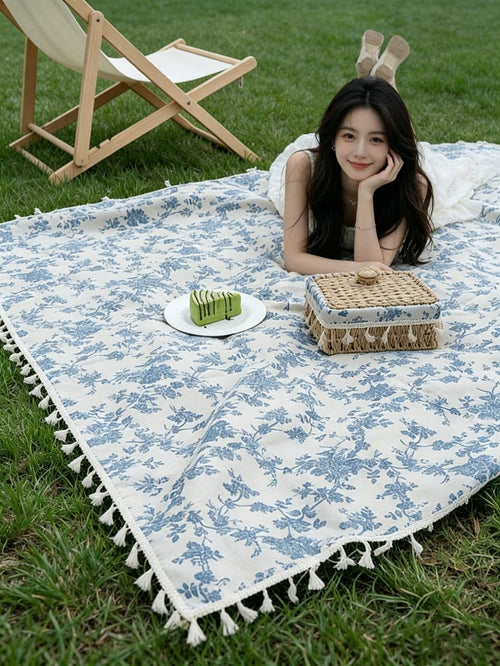 1pc Spring Blue Floral Tassel Camping Blanket- Comfortable Fabric, Charming Floral Pattern With Tassel Trim. Suitable For Beach Trips, Camping Adventures, Travel Journeys, Park Picnics, Backyard Gath
