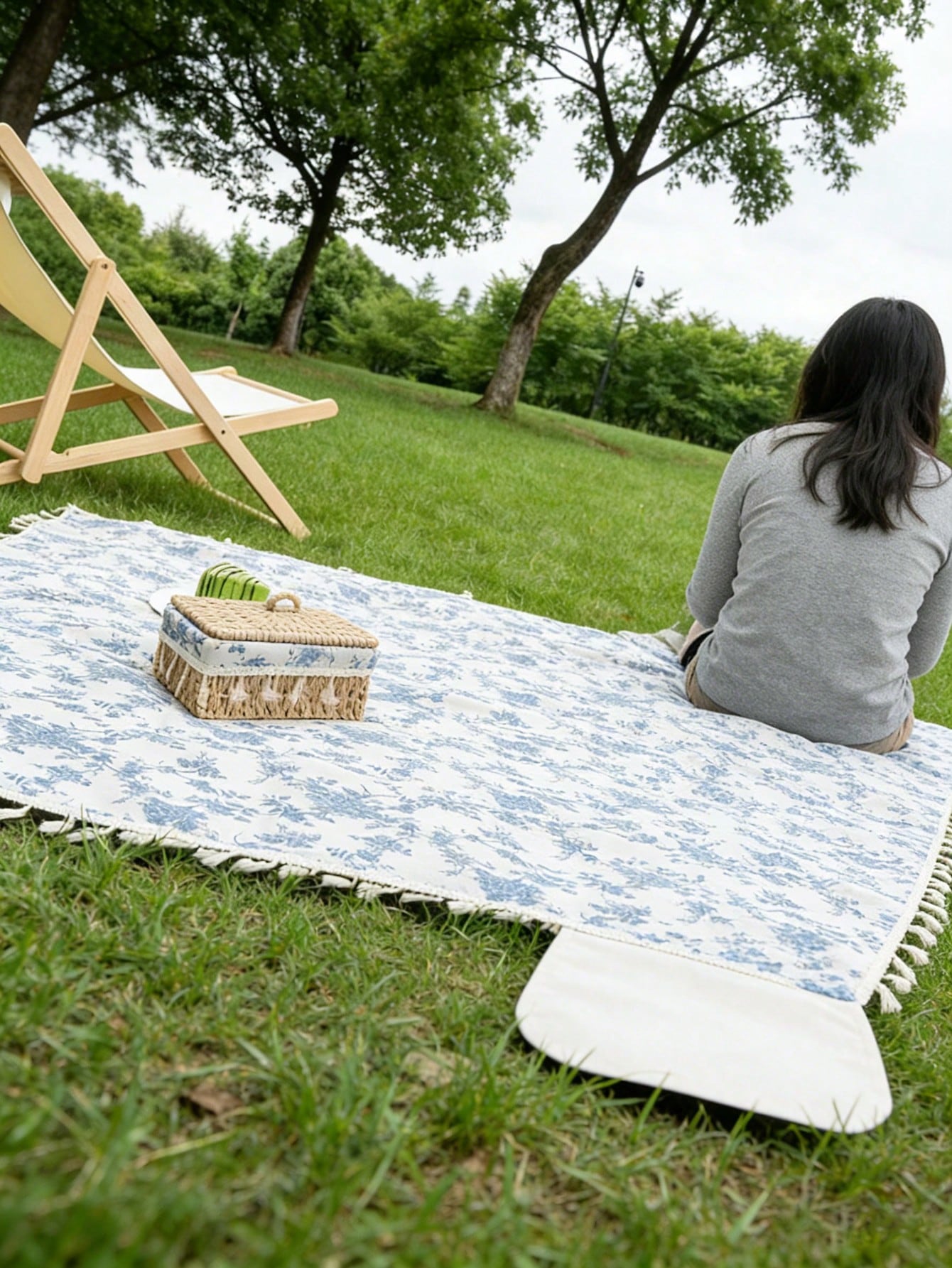 1pc Spring Blue Floral Tassel Camping Blanket- Comfortable Fabric, Charming Floral Pattern With Tassel Trim. Suitable For Beach Trips, Camping Adventures, Travel Journeys, Park Picnics, Backyard Gath