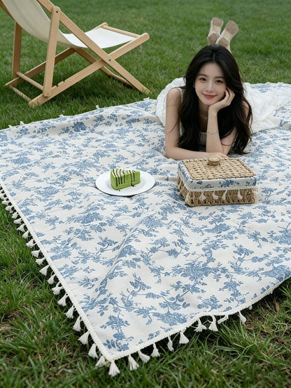 1pc Spring Blue Floral Tassel Camping Blanket- Comfortable Fabric, Charming Floral Pattern With Tassel Trim. Suitable For Beach Trips, Camping Adventures, Travel Journeys, Park Picnics, Backyard Gath
