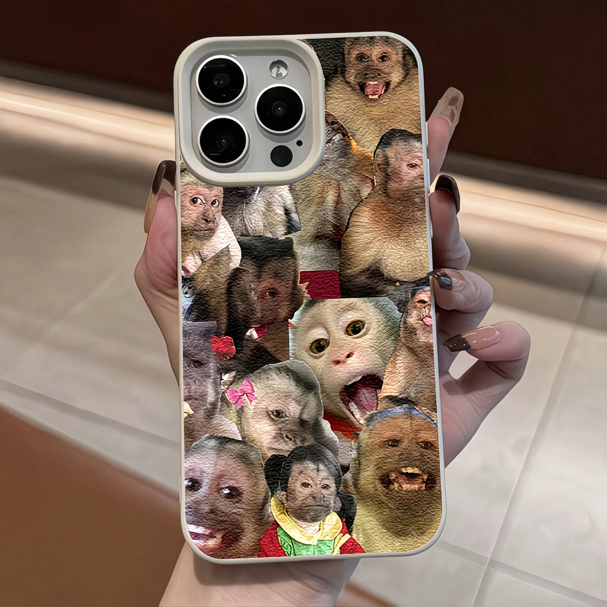 1pc White Leather Texture Minimalist Abstract Monkey Pattern Phone Case, Compatible With IPhone 16 Pro Max, 17/16/15/14 Plus, 13/12/11, Air, Series