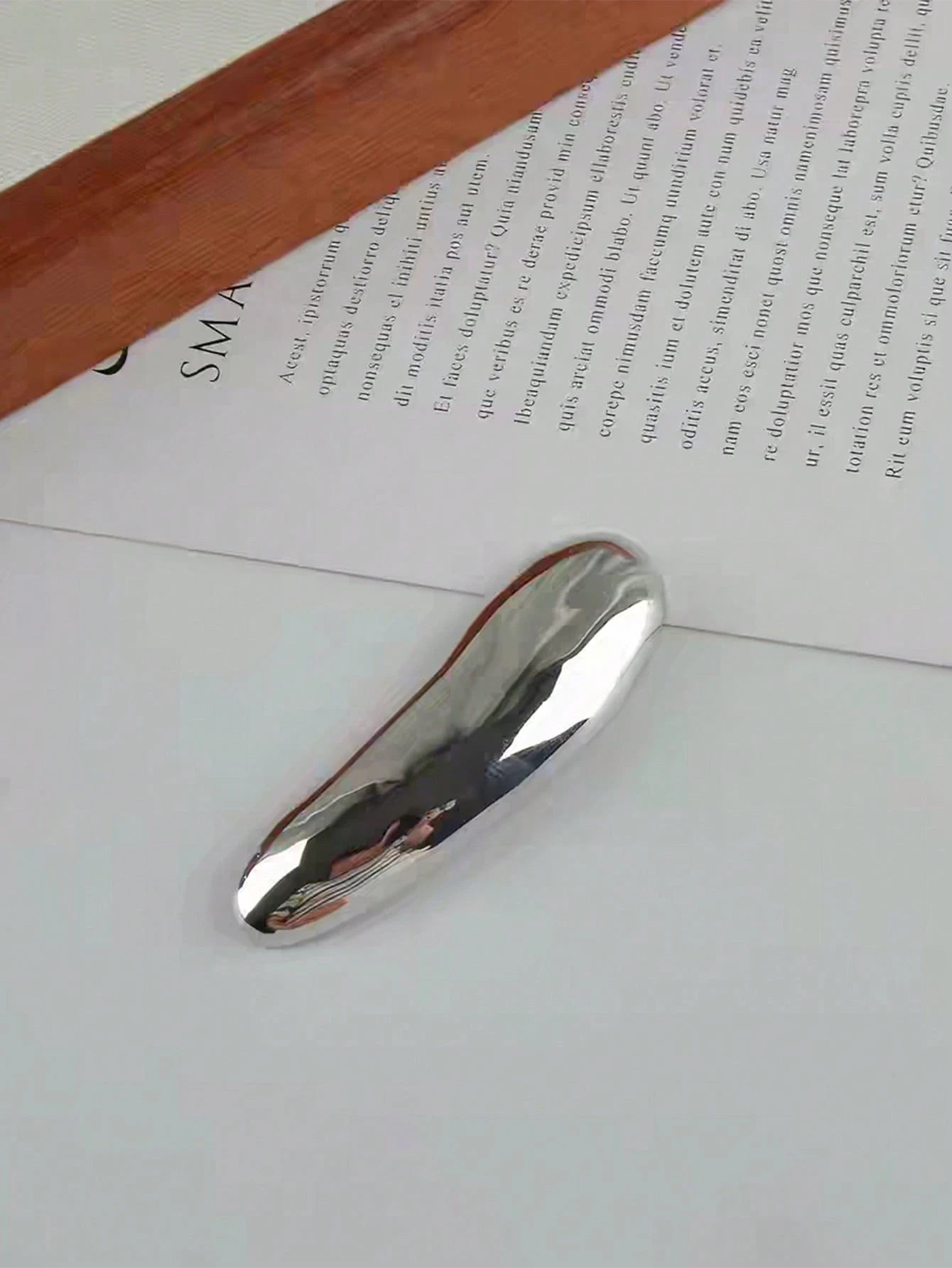 1pc Women's Minimalist Metal Glossy Brooch, Suitable For Waist Decoration On Dresses And Jackets, Fashionable High-End Accessory