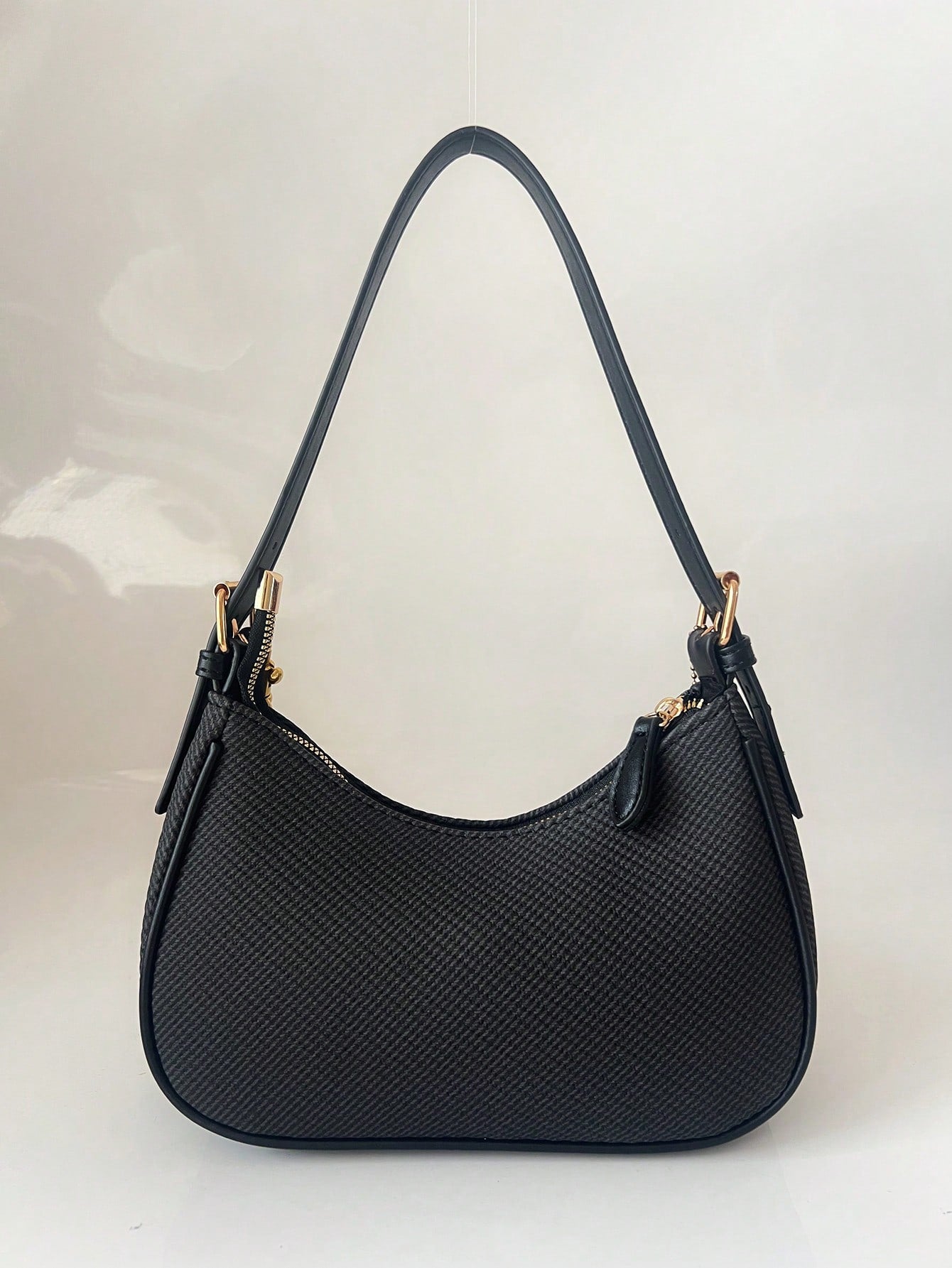 2025 New Fashion Classic Wild Alphabet Pattern Decoration Design Pure Color PU Waterproof Fabric Shoulder Bag Moon Bag, Suitable For Shopping, Can Be Obl