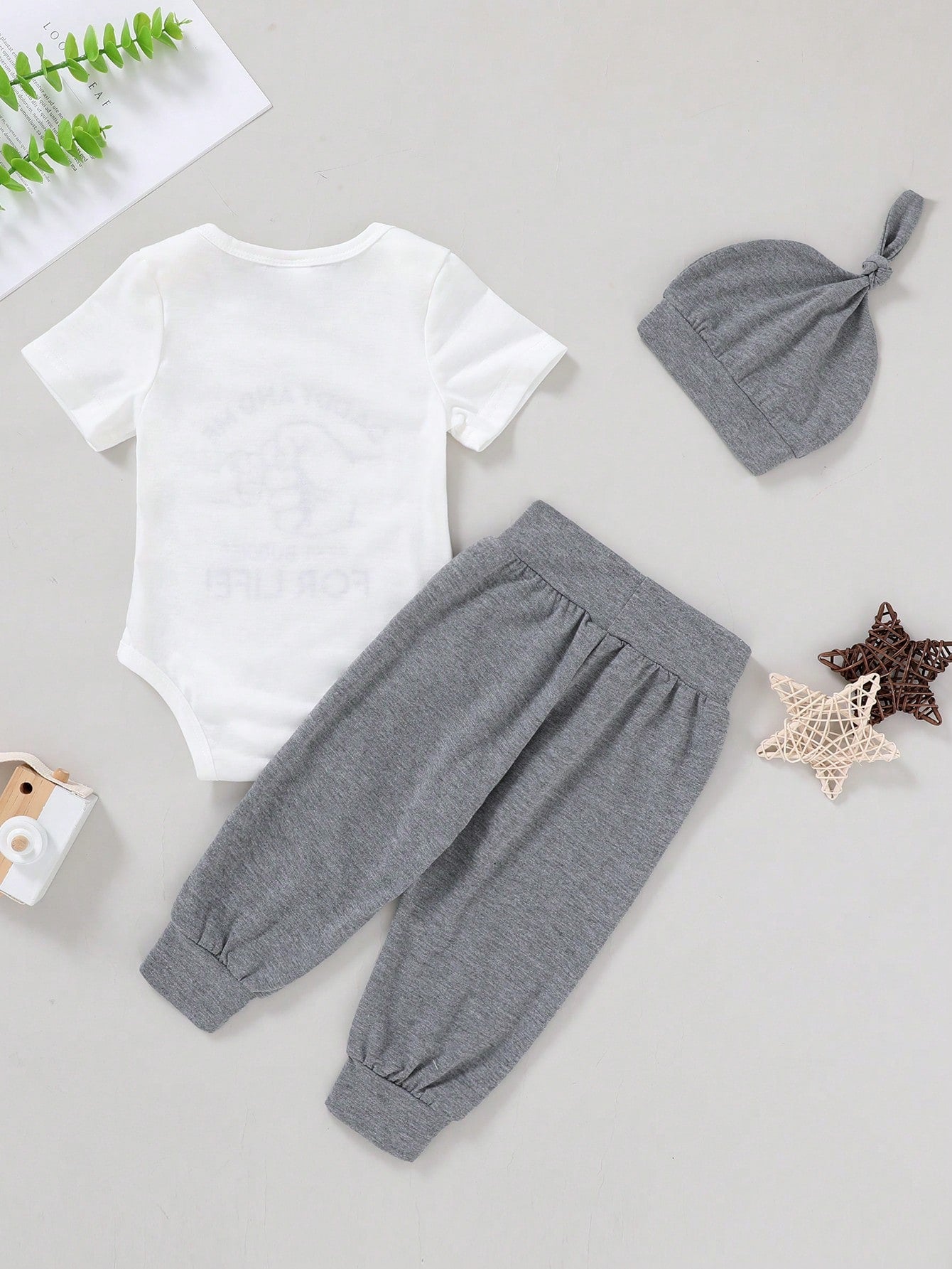 3pcs/Set Casual Cute Baby Boy Outfit, Soft Breathable Bodysuit Set With Letter & Gesture Graphics, Drawstring, Pants And Hat, Suitable For Casual, Daily, Vacation, Party