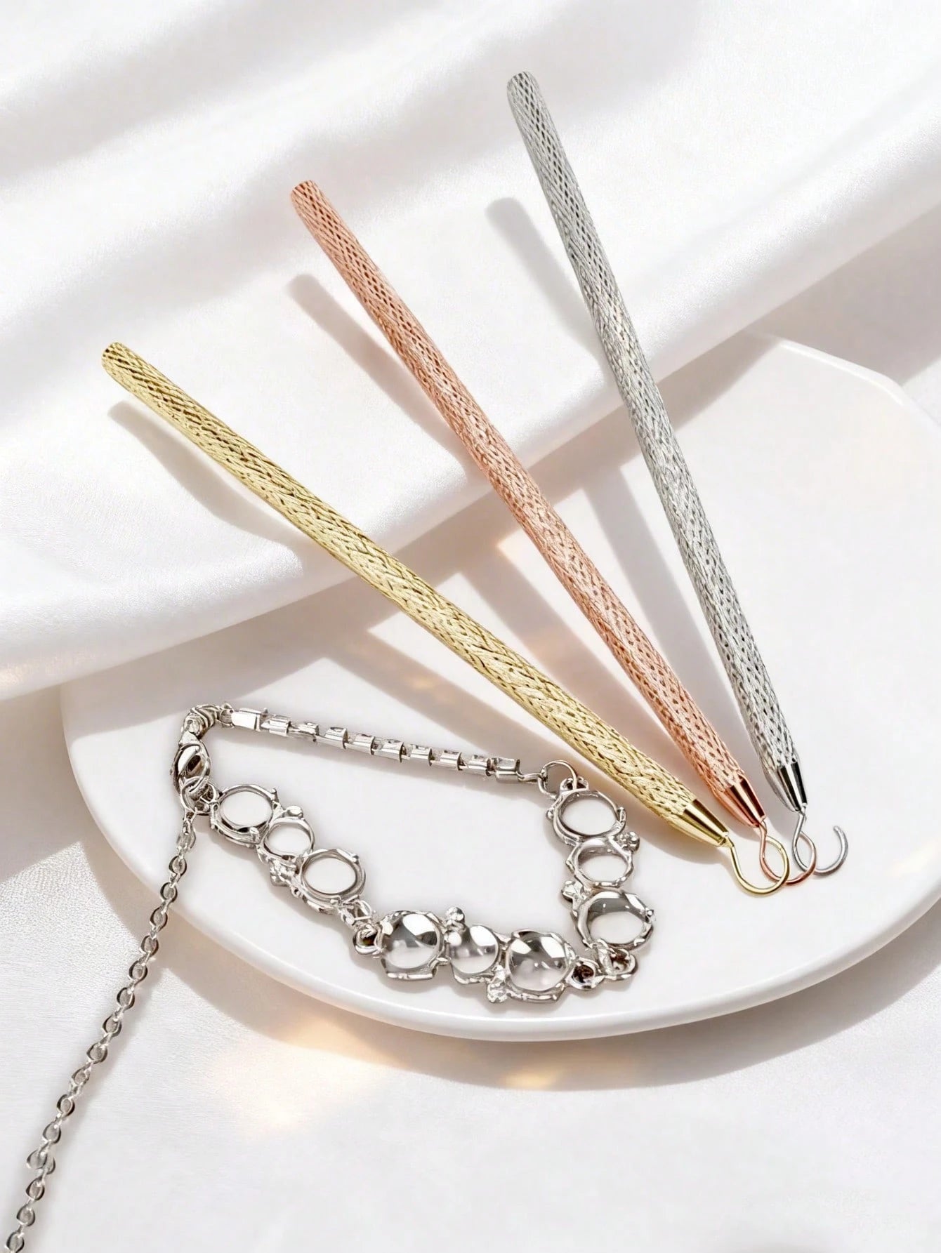 Bracelet Buckle Helper - A Quick And Easy Everyday Assistant For Putting On Bracelets, An Effortless Jewelry Slider Wrist Accessory, A Stylish Metal Wearing Buffer, A Metal Wire Alligator Clip Bracele