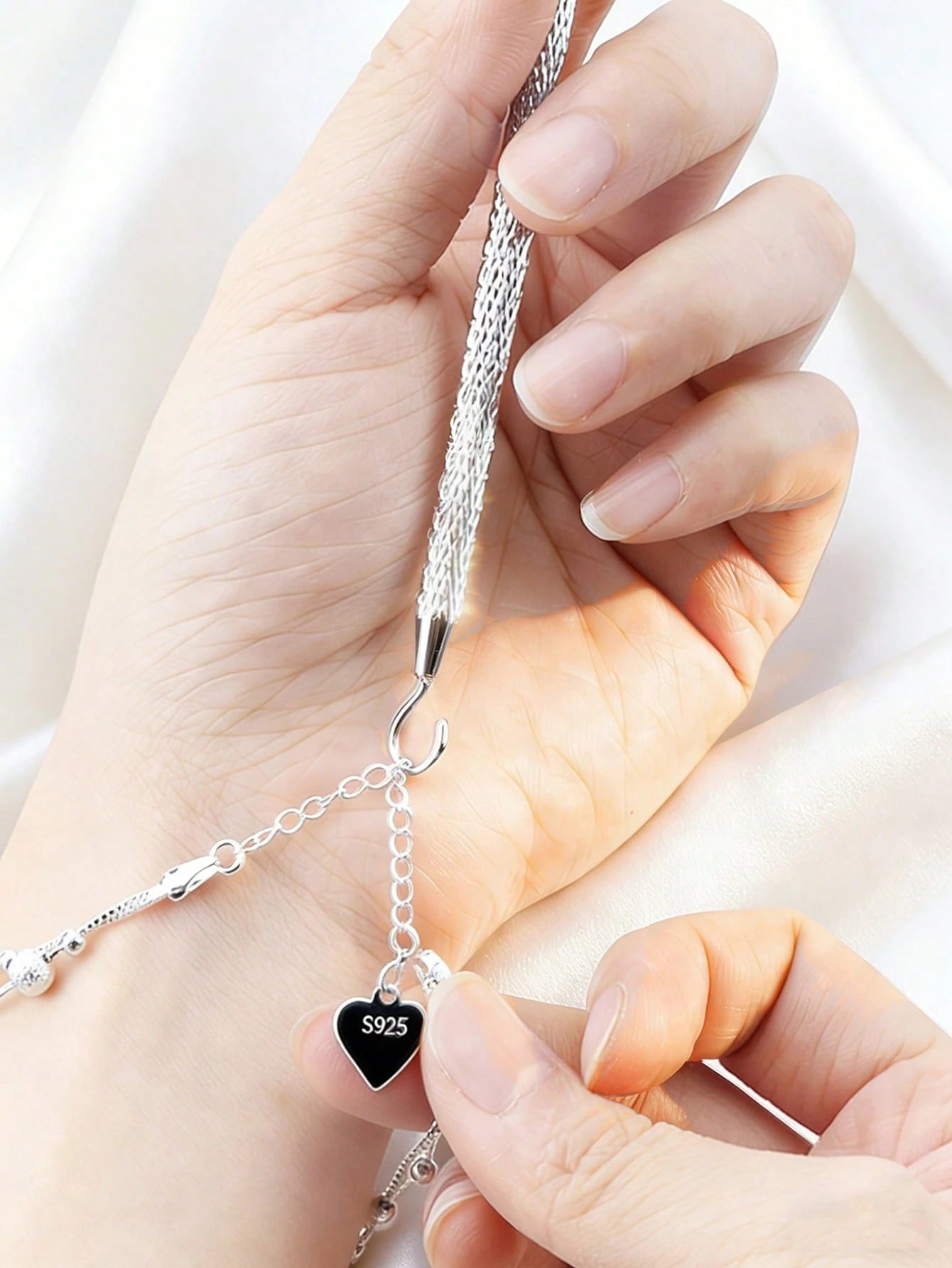 Bracelet Buckle Helper - A Quick And Easy Everyday Assistant For Putting On Bracelets, An Effortless Jewelry Slider Wrist Accessory, A Stylish Metal Wearing Buffer, A Metal Wire Alligator Clip Bracele
