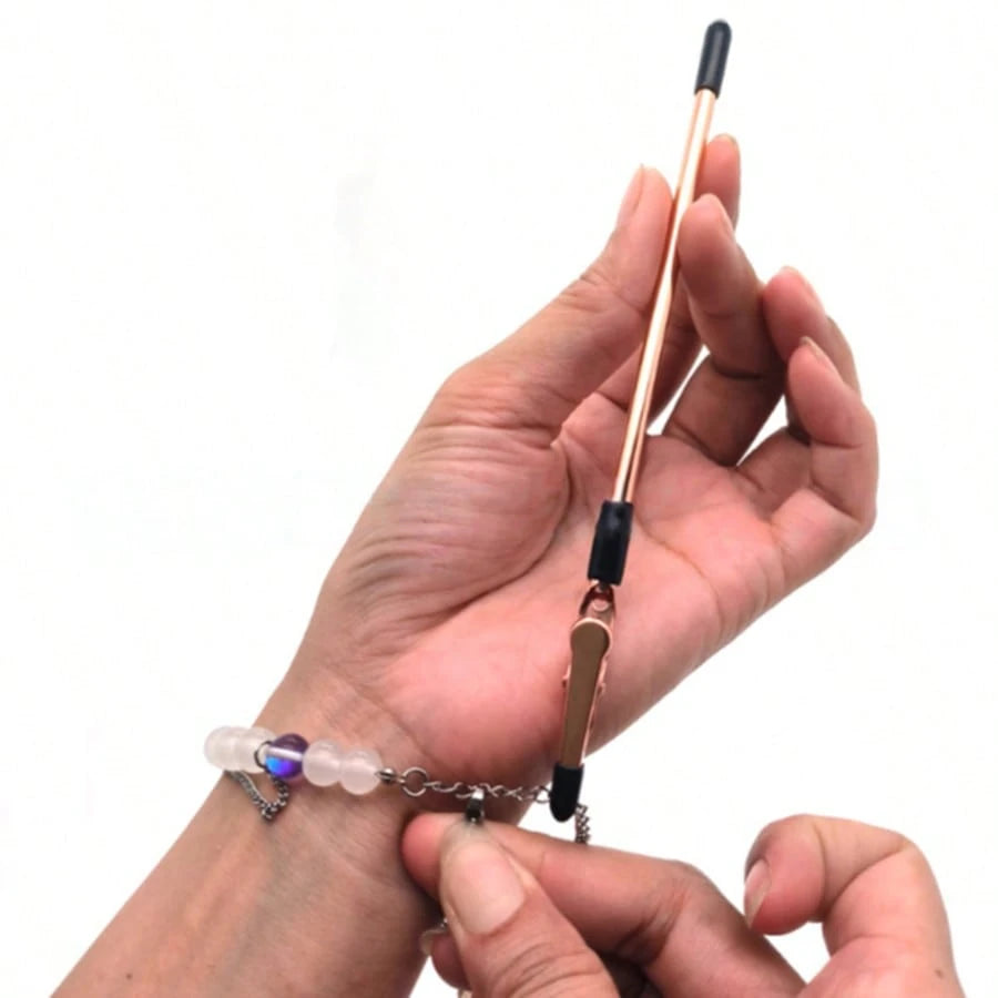 Bracelet Buckle Helper - A Quick And Easy Everyday Assistant For Putting On Bracelets, An Effortless Jewelry Slider Wrist Accessory, A Stylish Metal Wearing Buffer, A Metal Wire Alligator Clip Bracele