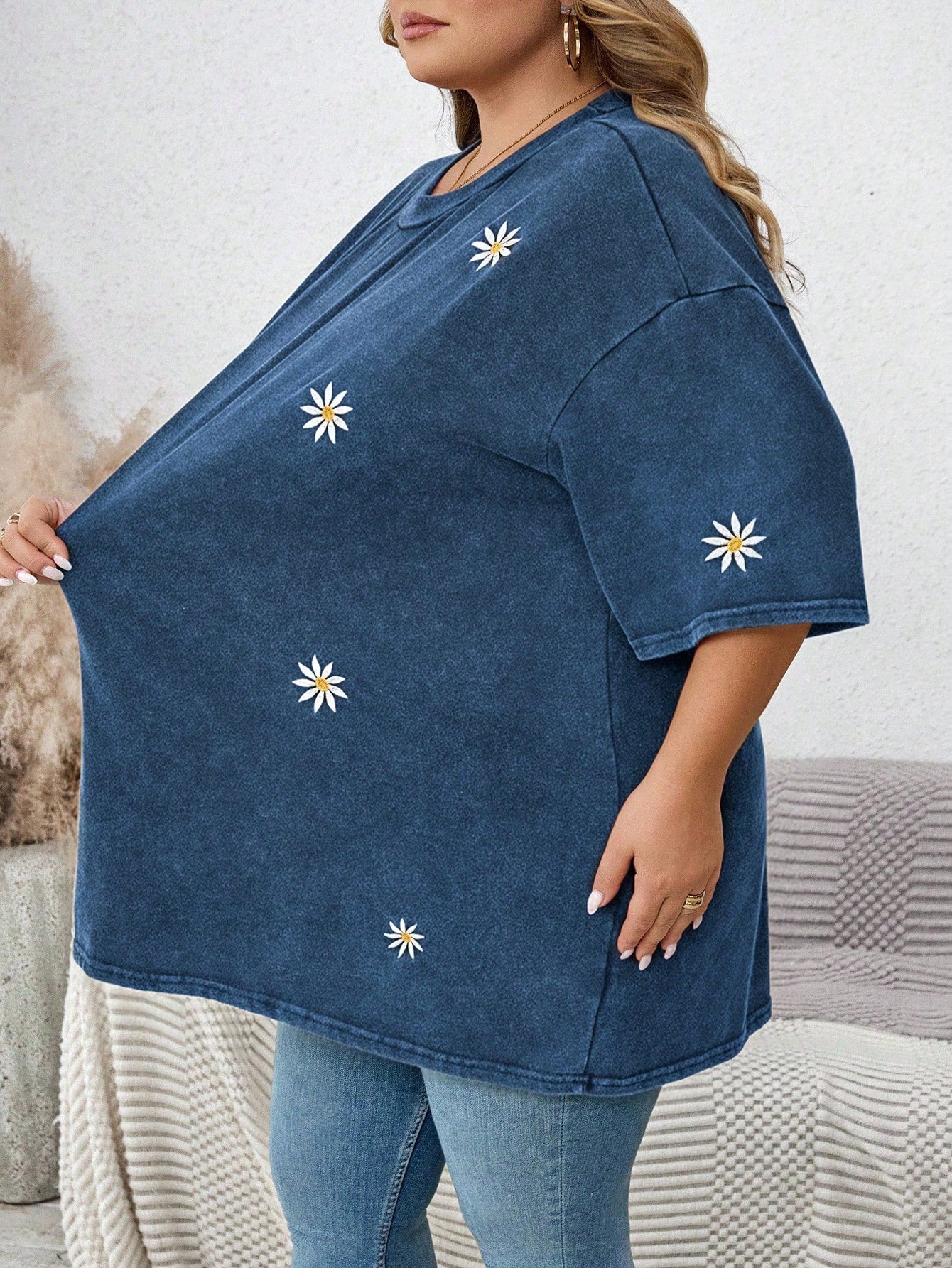 CURVE+ Women's Plus Size Round Neck Short Sleeve Loose T-Shirt With Washed Snow And Embroidery