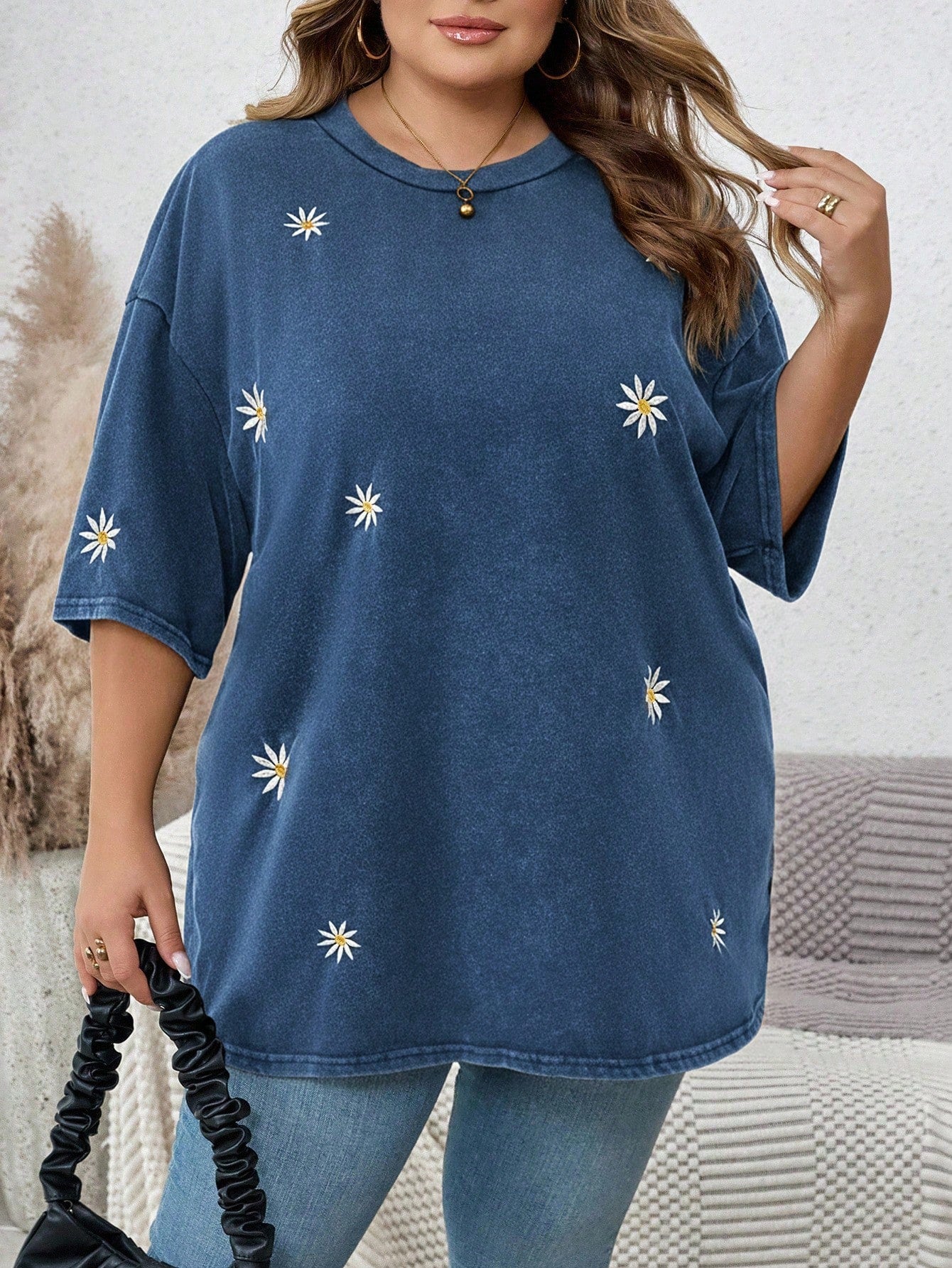 CURVE+ Women's Plus Size Round Neck Short Sleeve Loose T-Shirt With Washed Snow And Embroidery