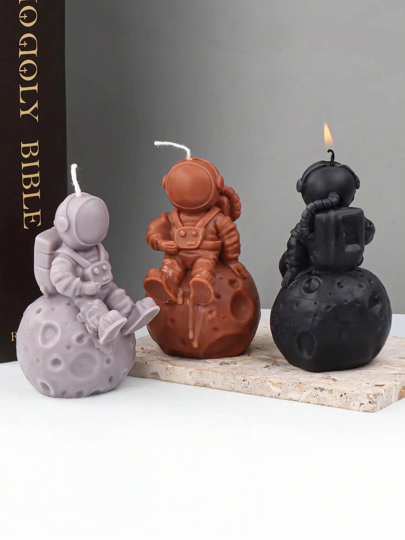 DIY 3D Astronaut Candle Sitting On The Moon Silicone Mold Lunar Astronaut Scented Soap Gypsum Mold Epoxy Resin Drip Mold Home Decoration Ornaments Crafts Mold