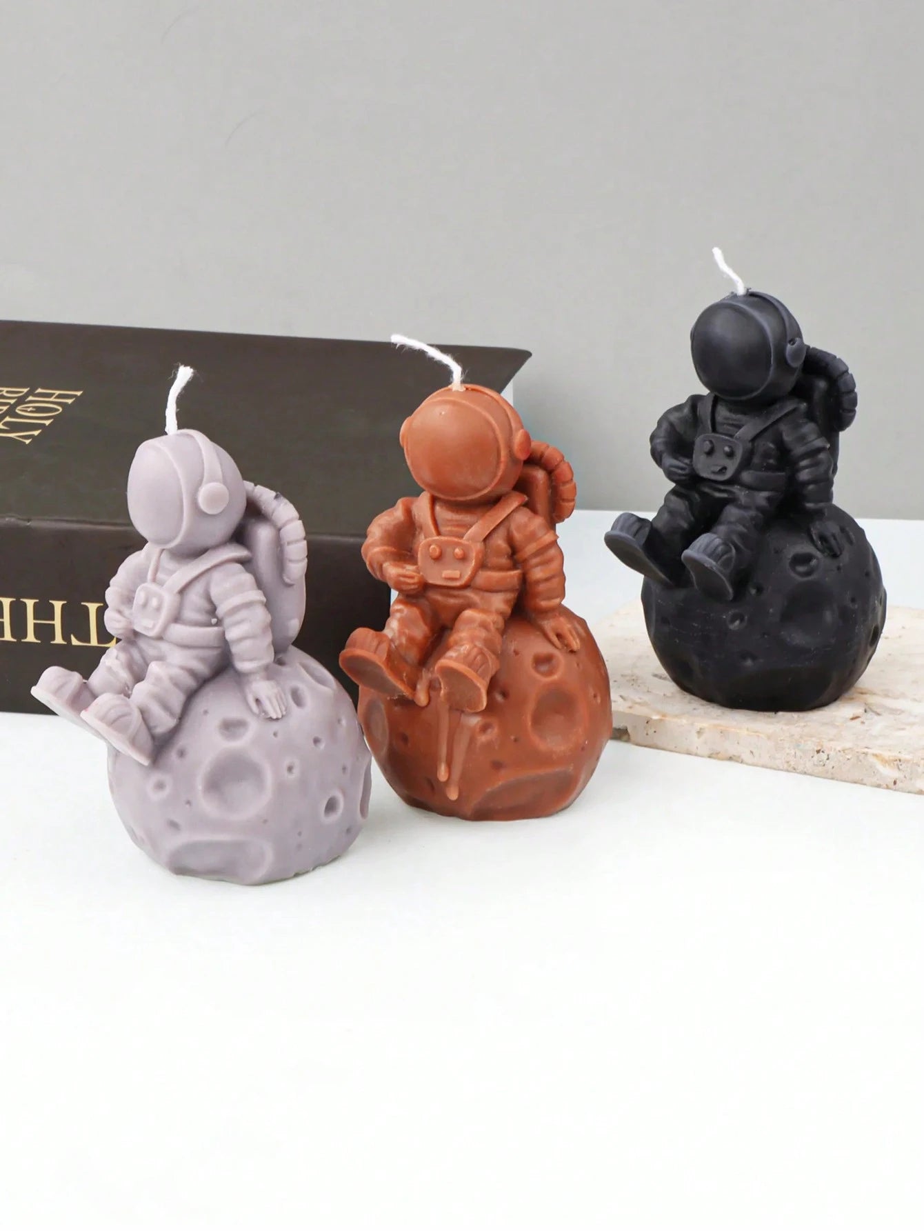 DIY 3D Astronaut Candle Sitting On The Moon Silicone Mold Lunar Astronaut Scented Soap Gypsum Mold Epoxy Resin Drip Mold Home Decoration Ornaments Crafts Mold