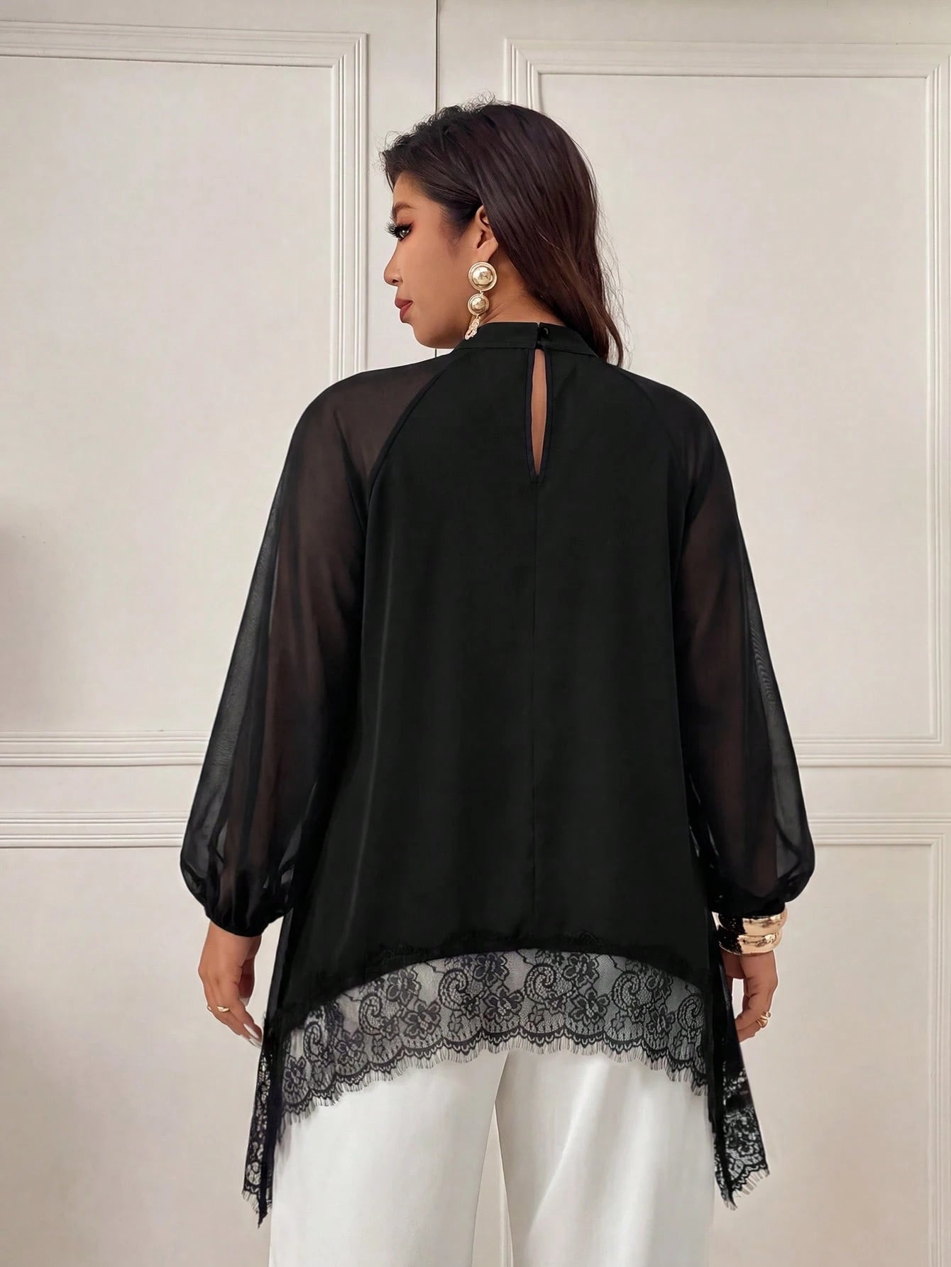 Femmeverse Plus Size Women's Fashion Elegant Scarf Collar Ruched Raglan Long Sleeve Contrast Lace Trim Solid Color Blouse, Suitable For Spring And Summer Wear