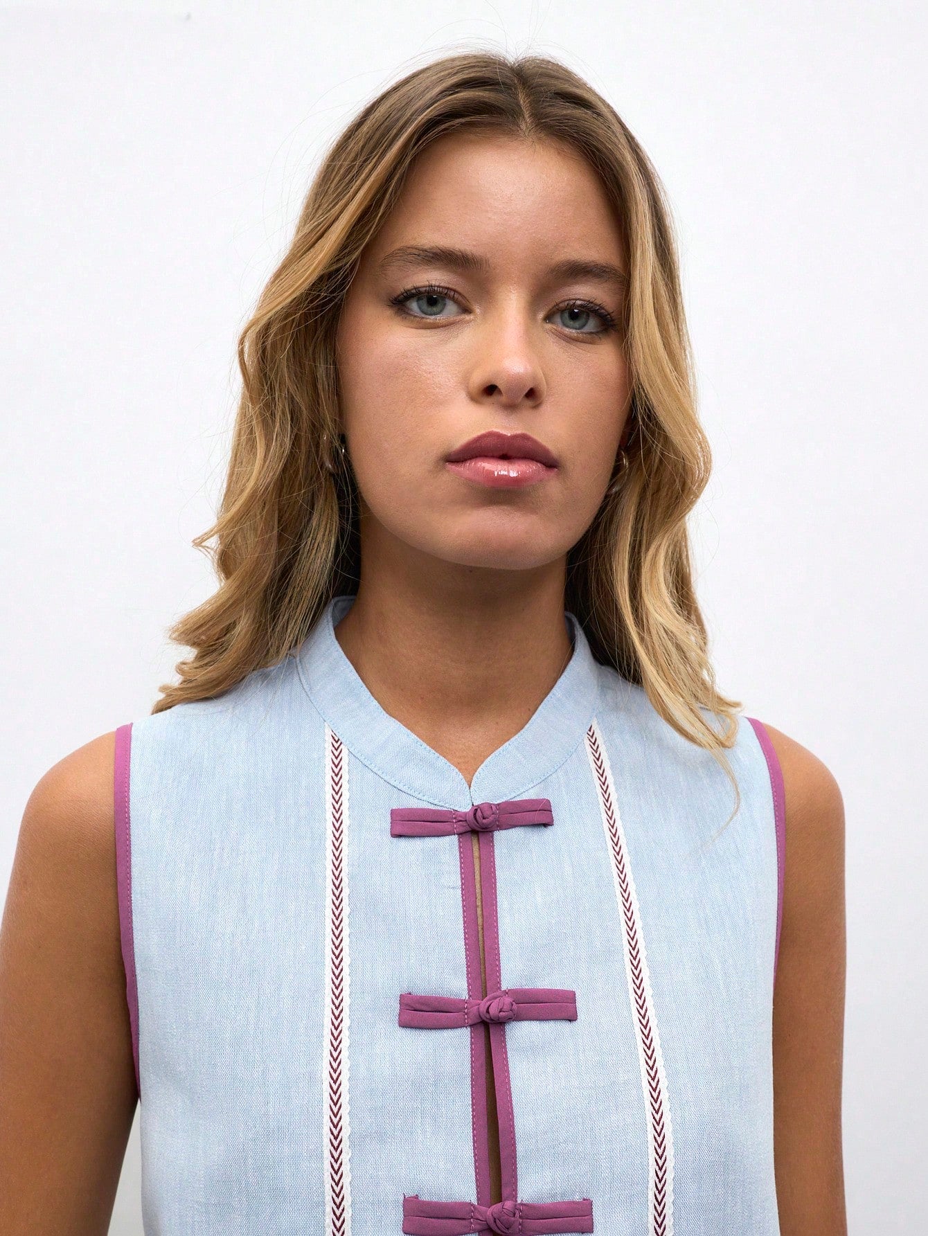 Nöista Chambray Sleeveless Frog Button Top, Perfect For Summer, Fall, Casual And Vacation Looks.