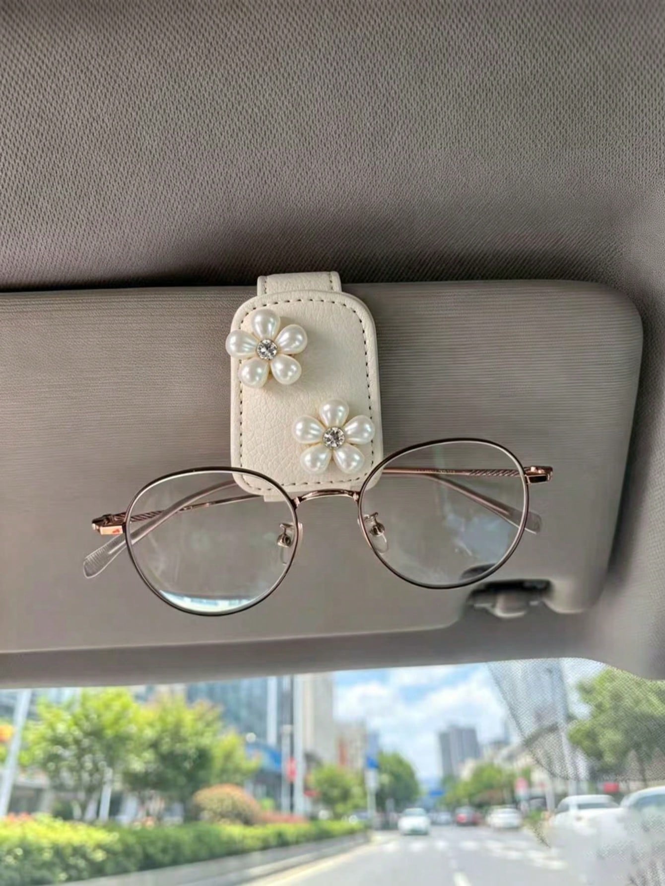 Pearl Rhinestone Flower Leather Car Fashion Glasses Clip, Car Sun Visor Fashion Glasses & Ticket Holder, Double Pearl Small Flower Car Sun Visor Glasses Clip, Lychee Grain Leather Surface Women's Car