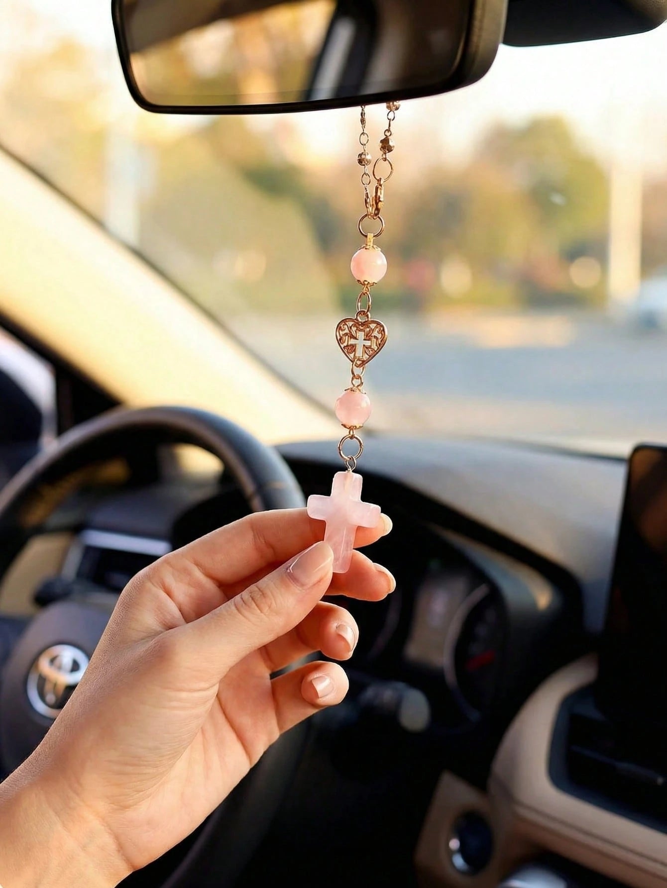 Pink Natural Rose Quartz Cross Car Rearview Mirror Ornament Religious Crystal Auto Interior Ornament, Heart-Accented Cross Pendant Spiritual Guardian Decor Rearview Mirror Accessory Holiday Gift For W