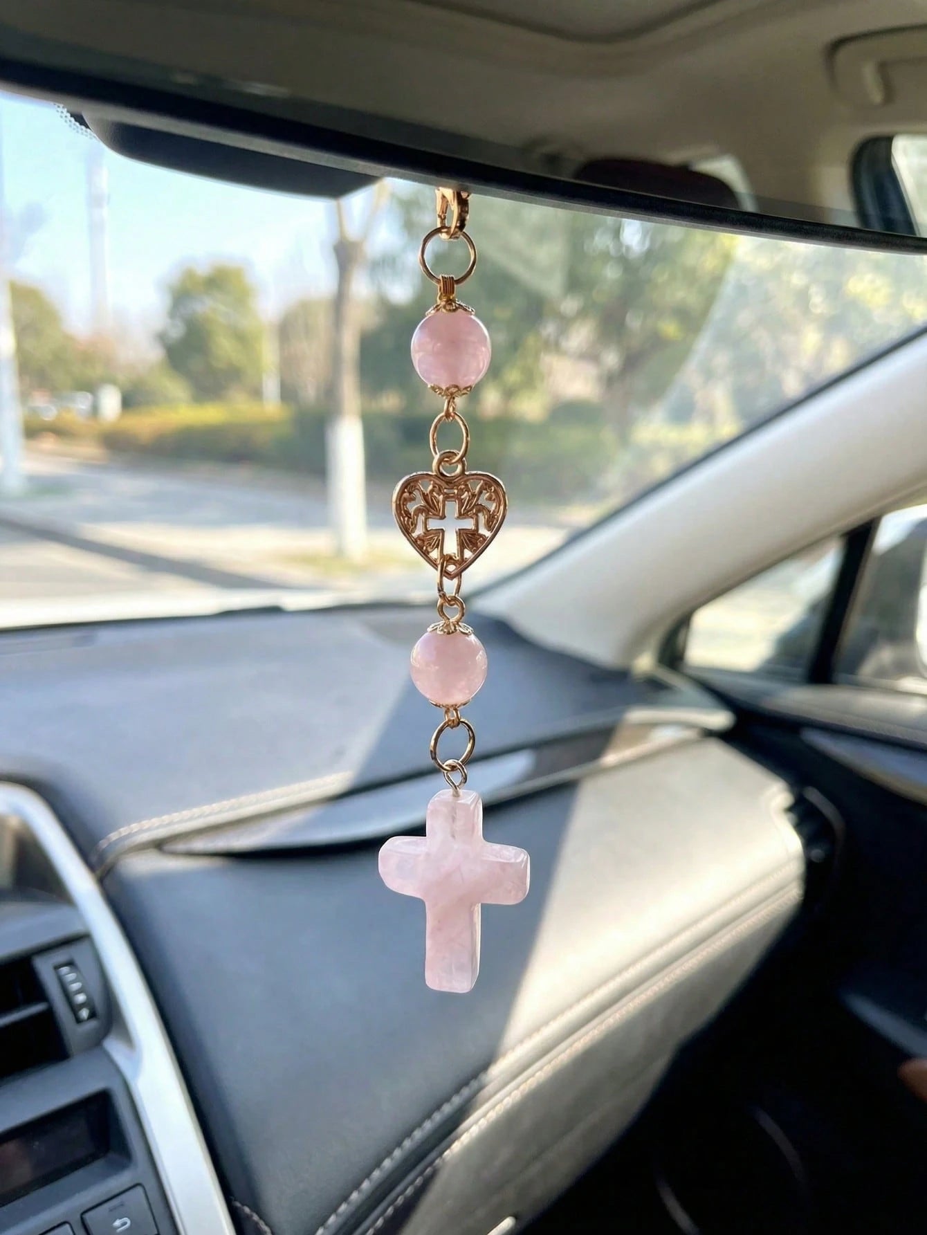 Pink Natural Rose Quartz Cross Car Rearview Mirror Ornament Religious Crystal Auto Interior Ornament, Heart-Accented Cross Pendant Spiritual Guardian Decor Rearview Mirror Accessory Holiday Gift For W
