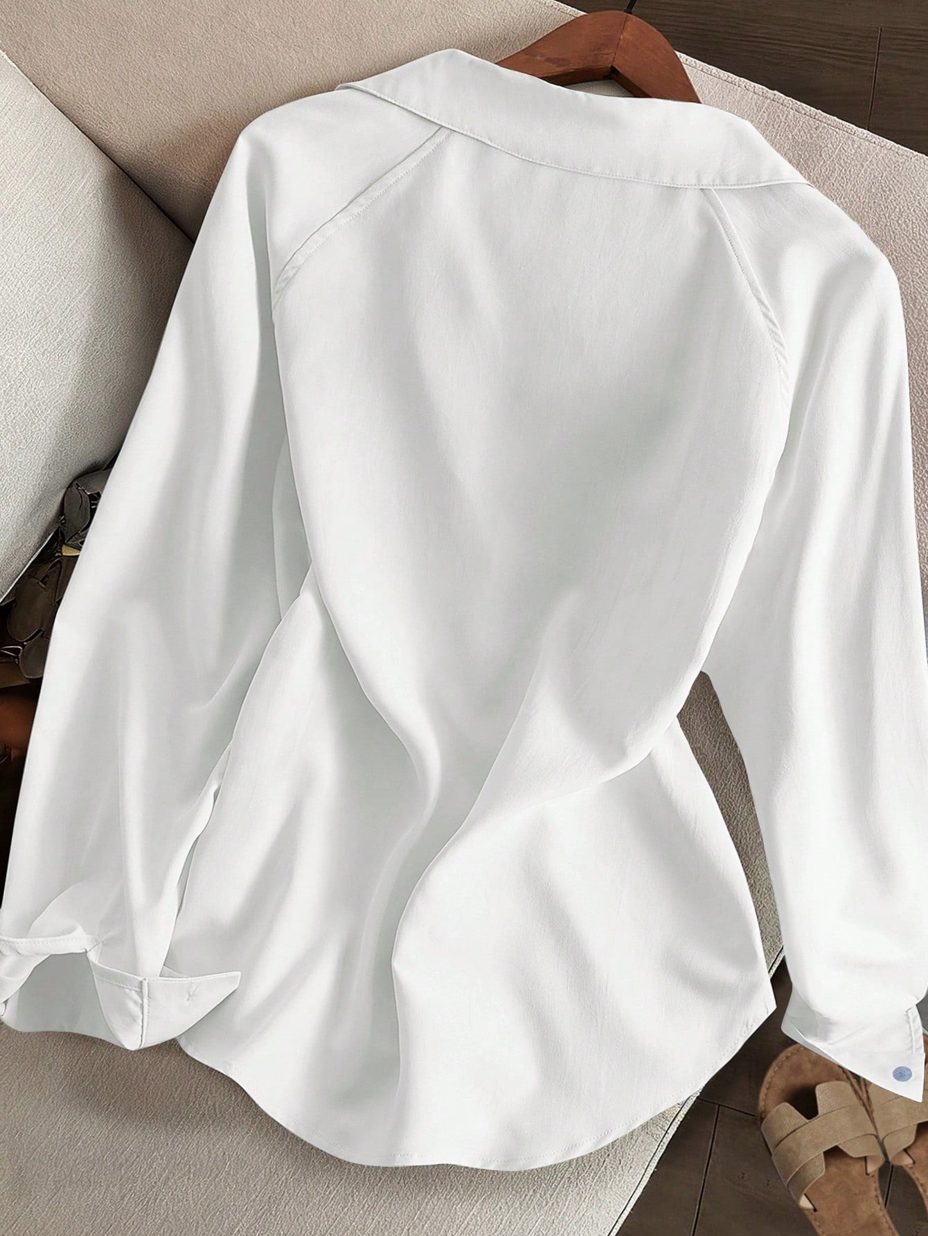 Resyla Women's Solid Color Minimalist Relaxed Fit Embroidered V-Neck Long Sleeve Shirt