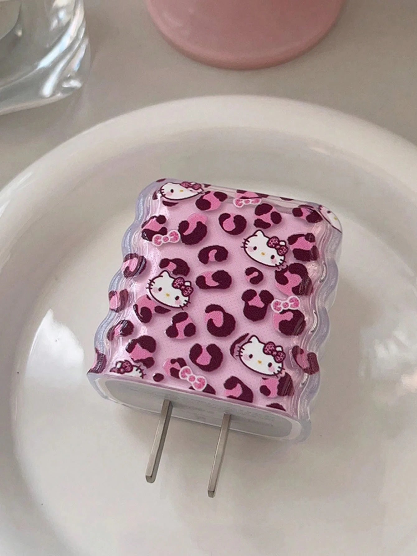 SANRIO 1 Set Cute Leopard Print Hello Kitty Charging Protection Case- Compatible With IPhone 16 Pro/17 Pro, Includes 20W Charging Adapter And Cable (Charger Not Included)
