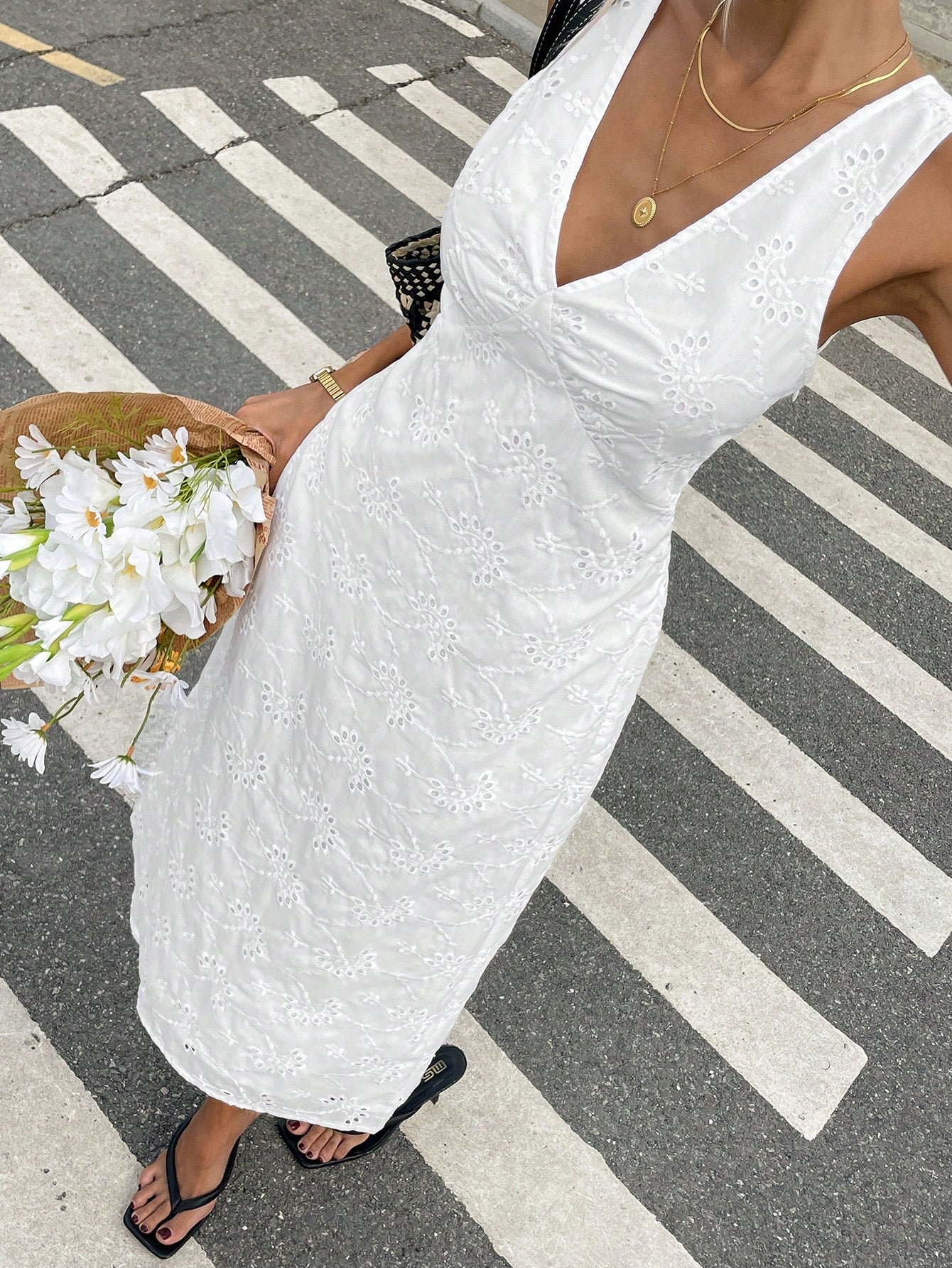 Serisse French Resort Slim Waist V-Neck Sleeveless Hollow Embroidery Dress Wedding Ladies Summer Elegant Spring New Year Party White Vacation Casual Holiday