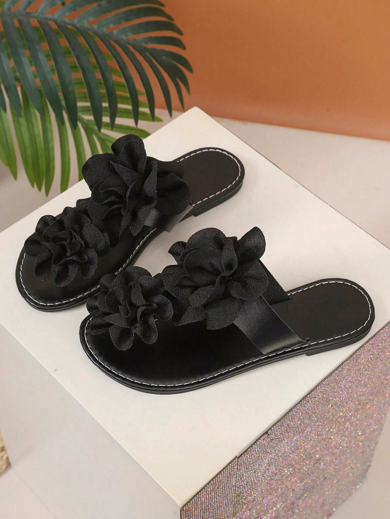 Women's Black 3D Flower Decor Thong Sandals, Summer Casual Vacation Beach Shoes, Narrow Fit, Wide Feet/High Instep Recommend Size Up